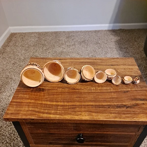 👀 Hand-Painted Russian Nesting Dolls - Picture 5 of 7